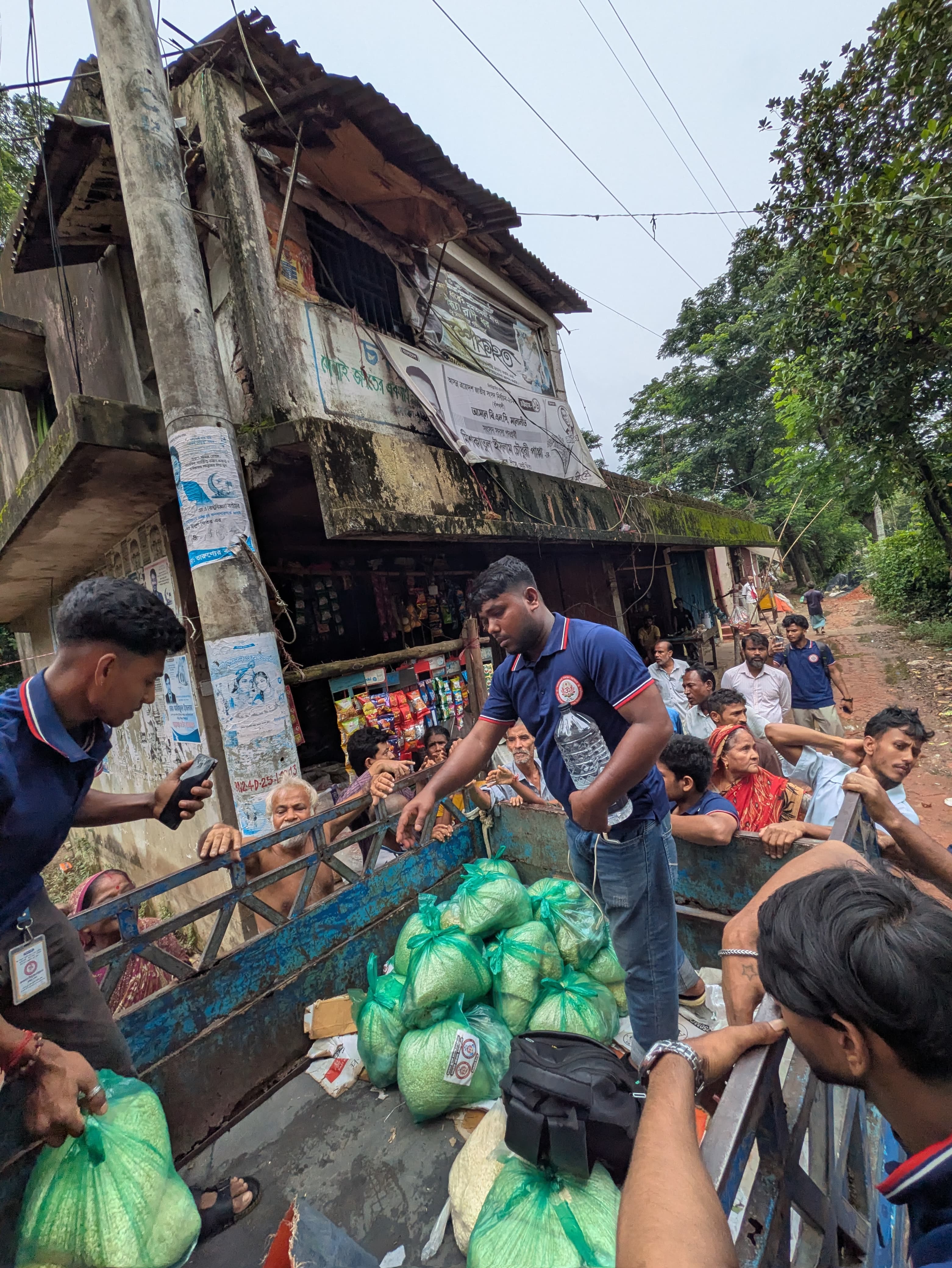 চট্টগ্রাম বন্যা কবলিতদের জন্য ত্রান সামগ্রী বিতরন